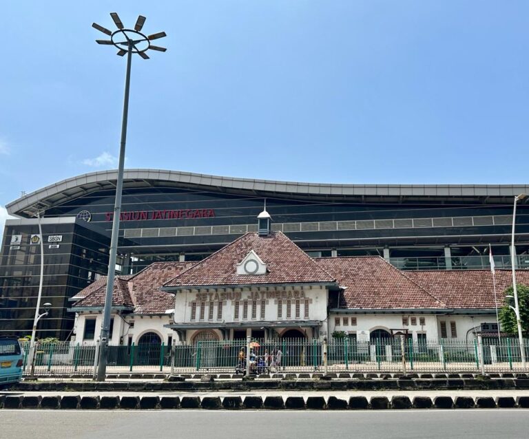 KAI-Daop-1-Jakarta-Lakukan-Berhenti-Luar-Biasa-BLB-di-Stasiun-Jatinegara-untuk-Sejumlah-KA-Jarak-Jauh-pada-20-Mei-2025-1