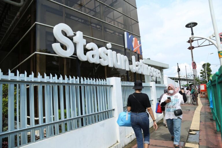 KAI-Daop-1-Jakarta-Lakukan-Berhenti-Luar-Biasa-BLB-di-Stasiun-Jatinegara-untuk-Sejumlah-KA-Jarak-Jauh-pada-20-Mei-2025-3-1